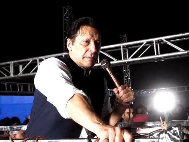 عدالتوں سے پوچھتا ہوں کہ آپ کے سامنے ملک تباہ ہورہا ہے،آپ کیا کررہے ہیں:عمران خان
