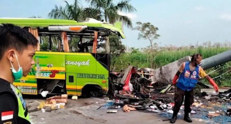 ‘Drowsy driver’ crashes tourist bus into billboard; kills 14 