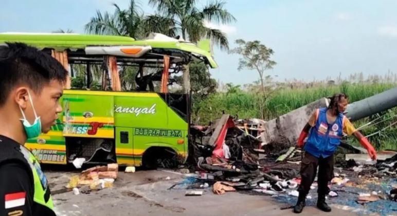انڈونیشیا: سیاحوں کی بس کو حادثہ ،  14 افرادہلاک  