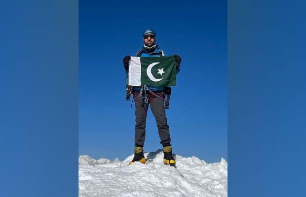 Pakistani mountaineer Abdul Joshi raises Pakistani flag on Mount Everest