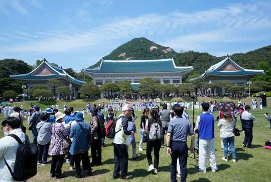 S. Korea Blue House opens to public for first time in 74 years