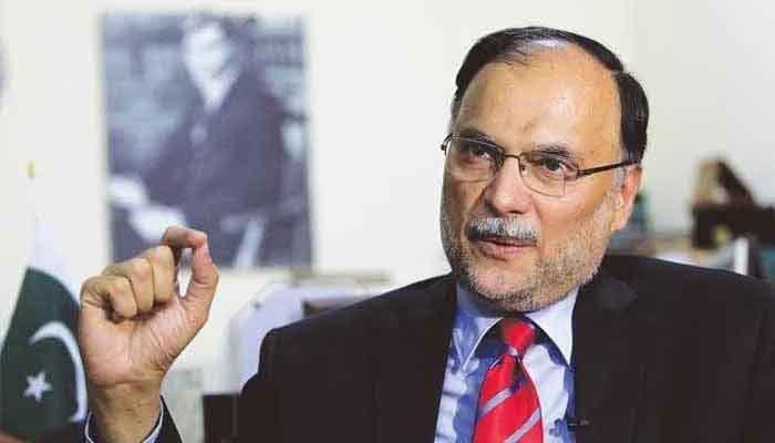 عمران خان کو قانون ہاتھ میں لینے کی اجازت نہیں دیں گے : احسن ا قبال