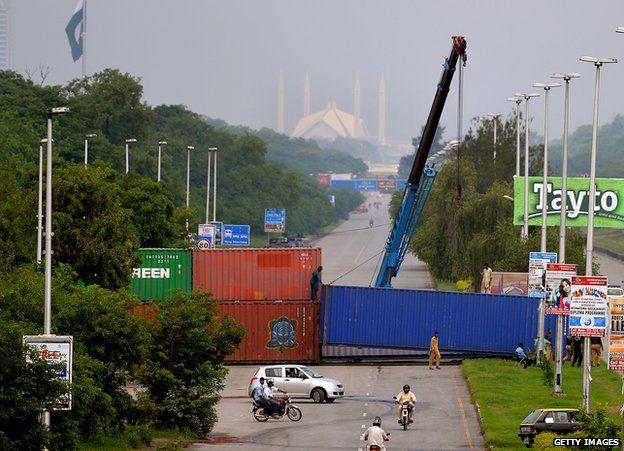 پی ٹی آئی کا آزادی مارچ، مختلف شاہراہیں کنٹینرز لگا کر بند