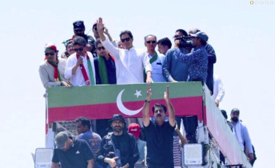 Imran's convoy enters Punjab after activists remove barriers from Attock bridge