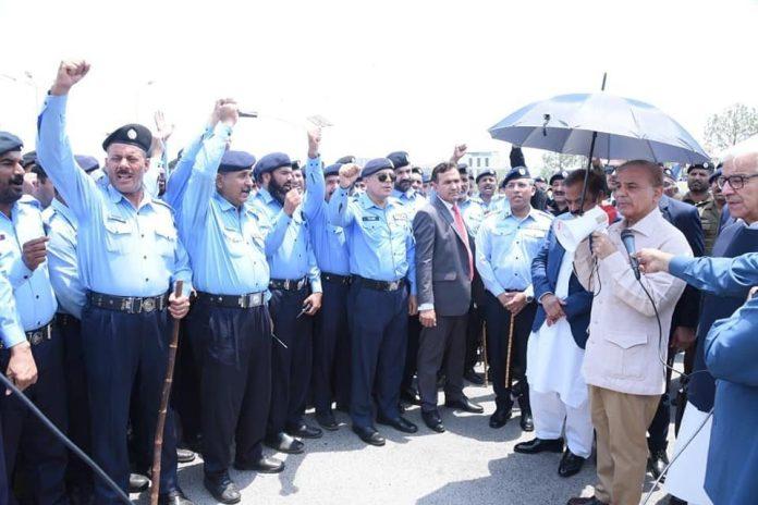 آئین  اور  قانون کے مطابق چلیں گے تو ملک آگے بڑھے گا: وزیراعظم
