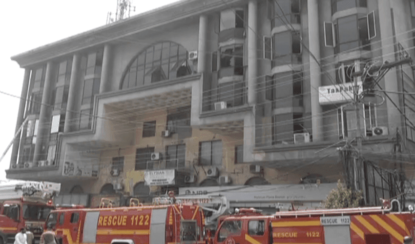 Massive fire erupts in Lahore plaza; kills one 