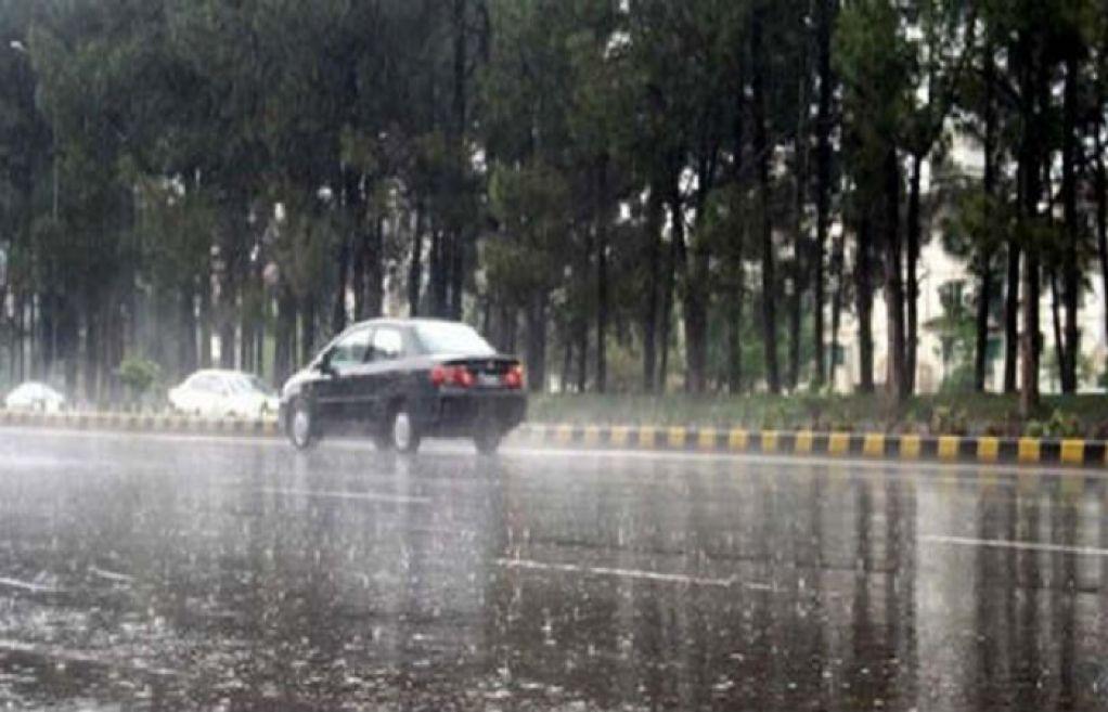 لاہور میں  گرج چمک کے ساتھ موسلادھار بارش ، نشیبی علاقے زیر آب