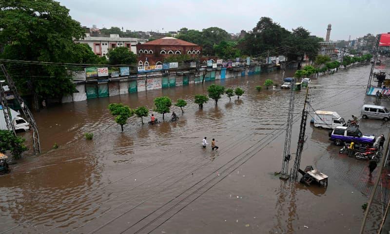 Downpour in Lahore, roads inundated