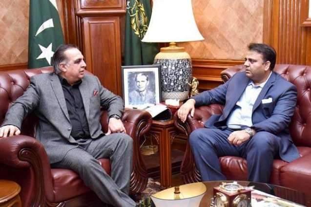 وفاقی وزیر اطلاعات اورگورنر سندھ کی اسپتال میں زیرعلاج معروف کامیڈین عمر شریف کی عیادت