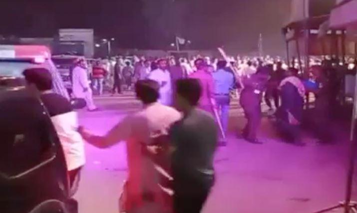 ملتان کرکٹ اسٹیڈیم کے باہر شائقین پر پولیس کا لاٹھی چارج