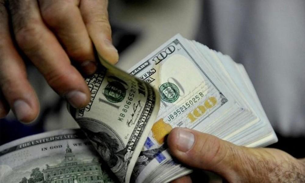 Dollar hits all-time high at Rs207