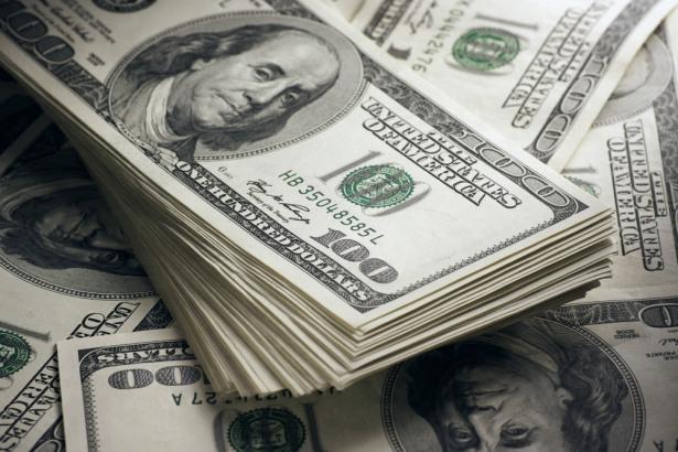 اوپن مارکیٹ میں ڈالرکی قیمت 214 روپے کی بلند ترین سطح پر پہنچ گئی