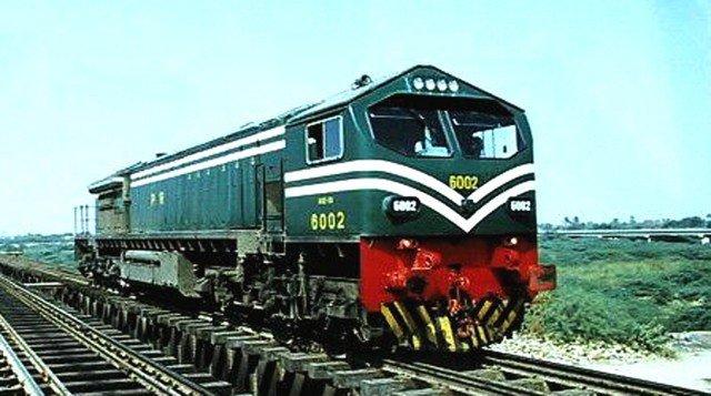 ٹرینوں  کے کرایوں میں دوسری بار اضافہ  