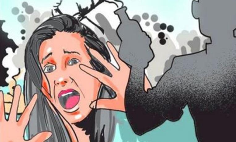 Man allegedly throws acid on ex-wife, children in Faisalabad