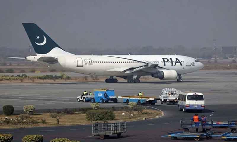 لاہور ائیرپورٹ پر پی آئی اے طیارے سے پرندہ ٹکرا گیا