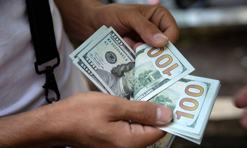 ڈالر کی قیمت میں کمی،204 روپے75 پیسے کا ہو گیا