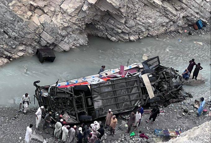 مسافر بس کھائی میں جاگری،21افراد جاں بحق