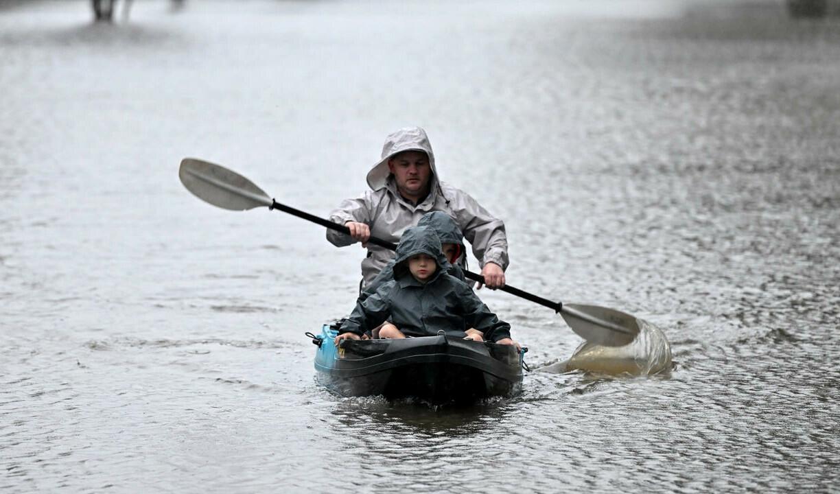 Thousands more flee as Sydney floods track north