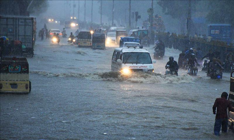 کراچی میں تیز بارش، کئی علاقے زیر آب آ گئے