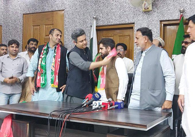 اے این پی کا امیدوار پی ٹی آئی کے حق میں دستبردار