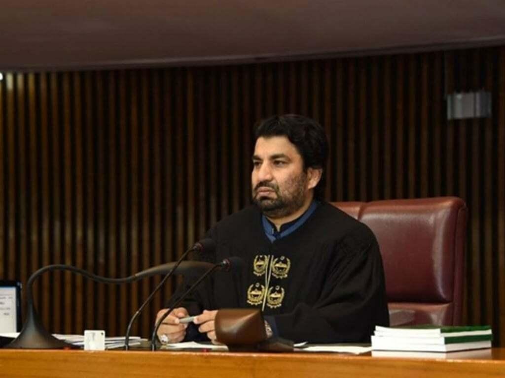 بھکر میں سابق ڈپٹی اسپیکر قاسم سوری کی گاڑی حادثے کا شکار