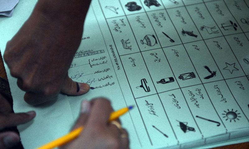 لاہور : ضمنی انتخابات کا معرکہ ، پولنگ جاری 