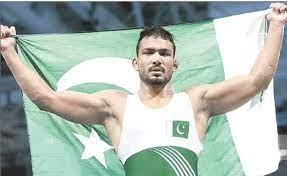 بیچ ریسلنگ میں گولڈ میڈلز جیتنے والے انعام بٹ کا پاکستان پہنچنے پرشانداراستقبال
