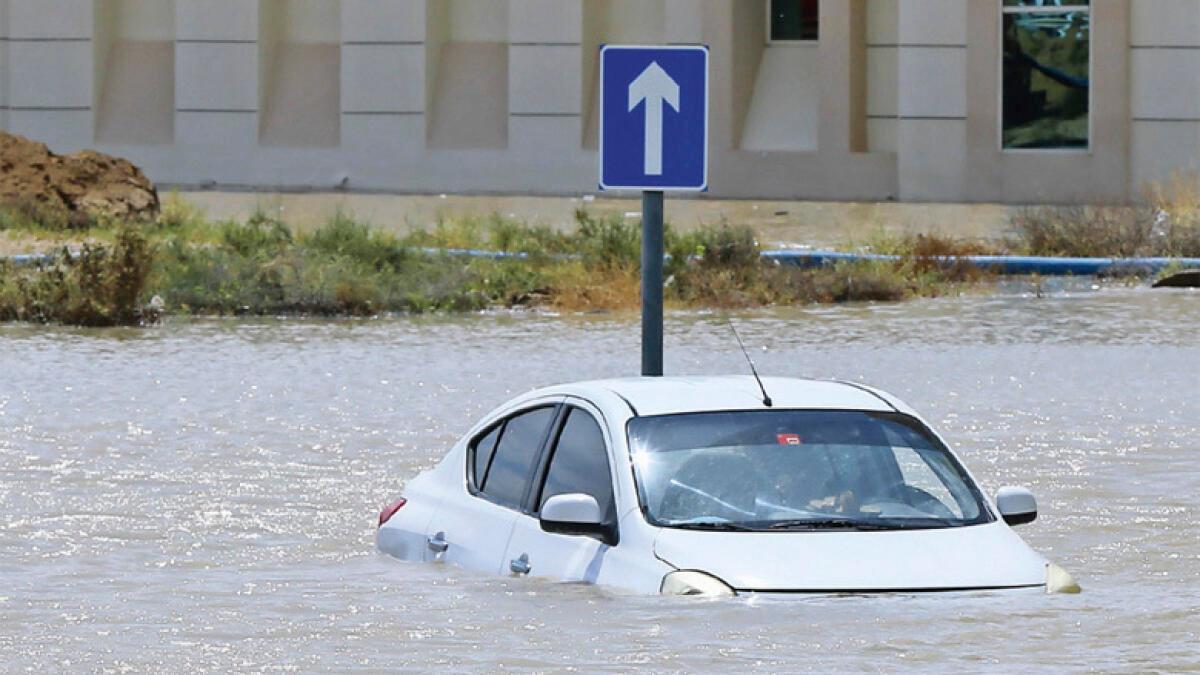 متحدہ عرب امارات: بارش کا 27 سالہ ریکارڈ ٹوٹ گیا، سڑکوں پر سیلابی صورتحال پیدا