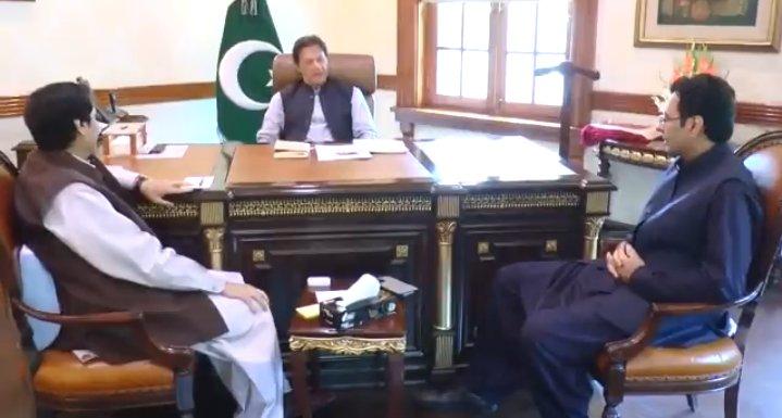 چیئرمین  تحریک انصاف عمران خان وزیر اعلیٰ آفس لاہور پہنچ گئے