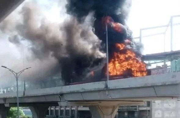 Massive fire engulfs Metro bus in Rawalpindi  