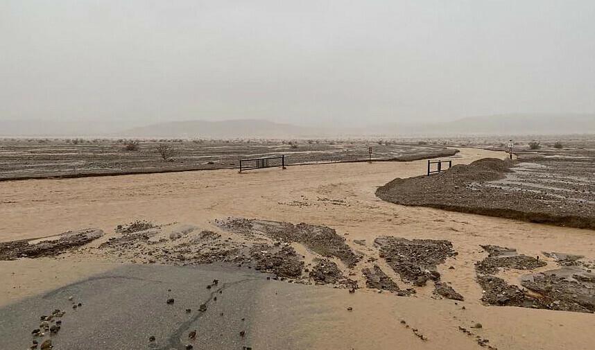 Rare flooding traps 1,000 people in US Death Valley