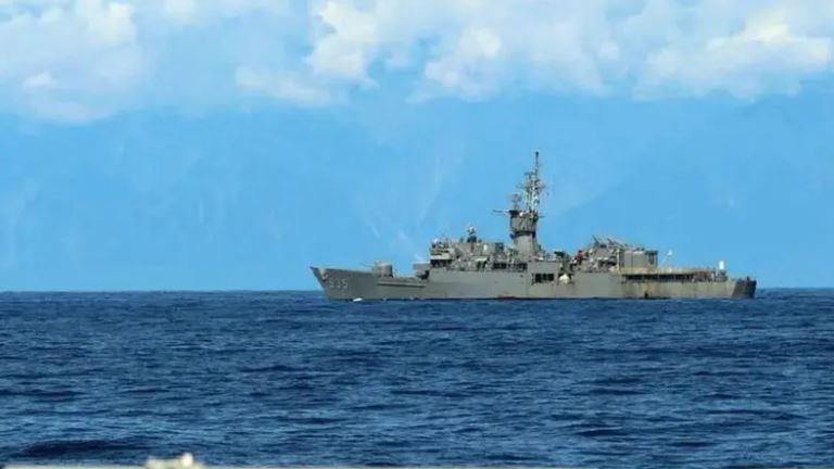 Chinese and Taiwan navy ships stay close to Strait median line: Source