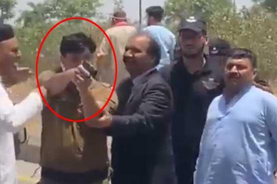25 مئی کوخاتون پہ پستول تاننے والا سب انسپکٹر نوکری سے برطرف