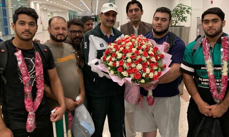 گولڈ میڈلسٹ ویٹ لفٹر نوح دستگیربٹ کی وطن واپسی، زبردست استقبال