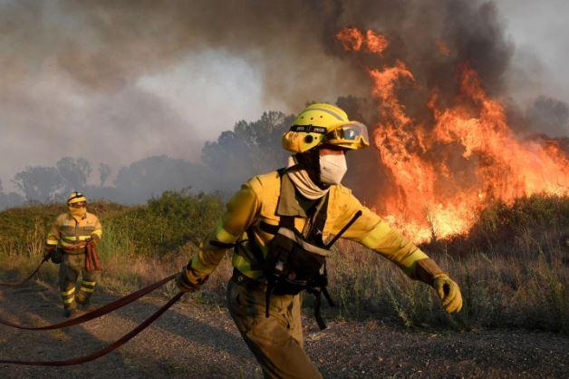 Spain wildfire resumes, threatening natural park