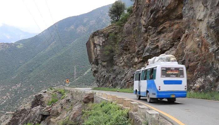 خیبر پختونخوا  :  وادی کمراٹ میں 30 طلباء و طالبات پھنس گے