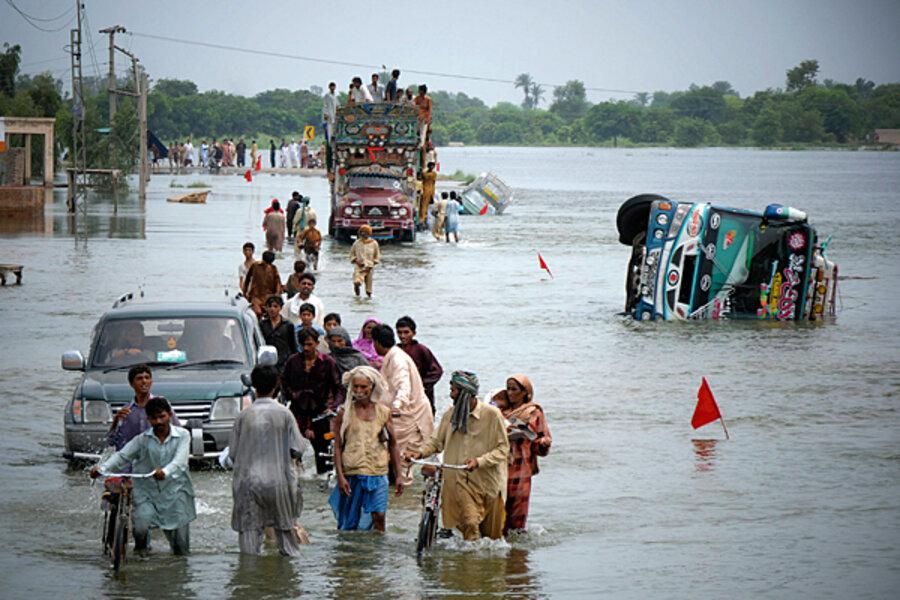 سیلاب متاثرین نے سیہون میں نجی مقام پر چھپائے گئے امدادی سامان پر ہلہ بول دیا