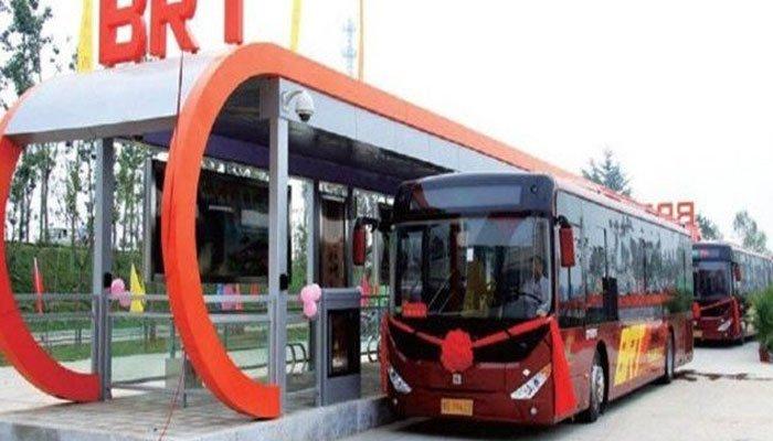 پشاور:ویکسینیشن نہ کرنیوالے مسافروں پر بی آر ٹی بس کے دروازے بند