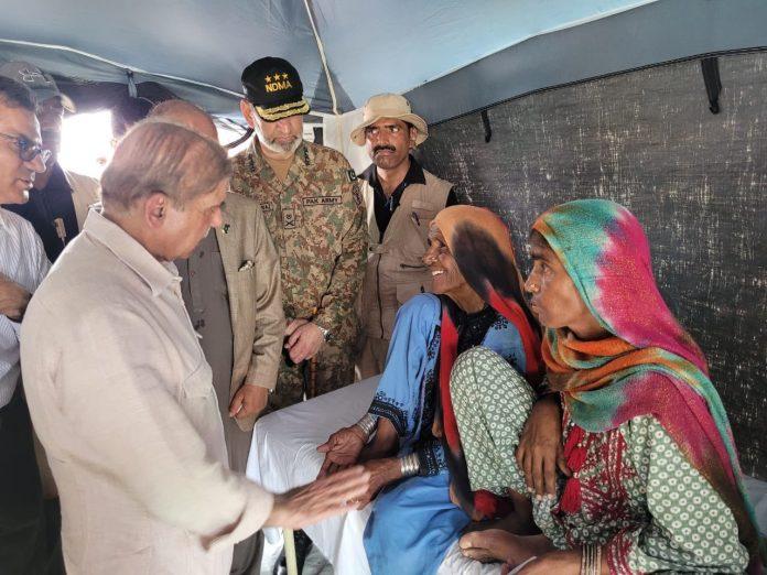سیلاب پرسیاست نہیں کرینگے، متاثرہ علاقوں سے پانی نکالنے کا کام تیزی سے کیا جائے : وزیراعظم 