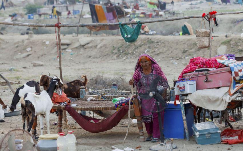 Pakistan floods: Death toll nears 1,500; hundreds of thousands sleep in open