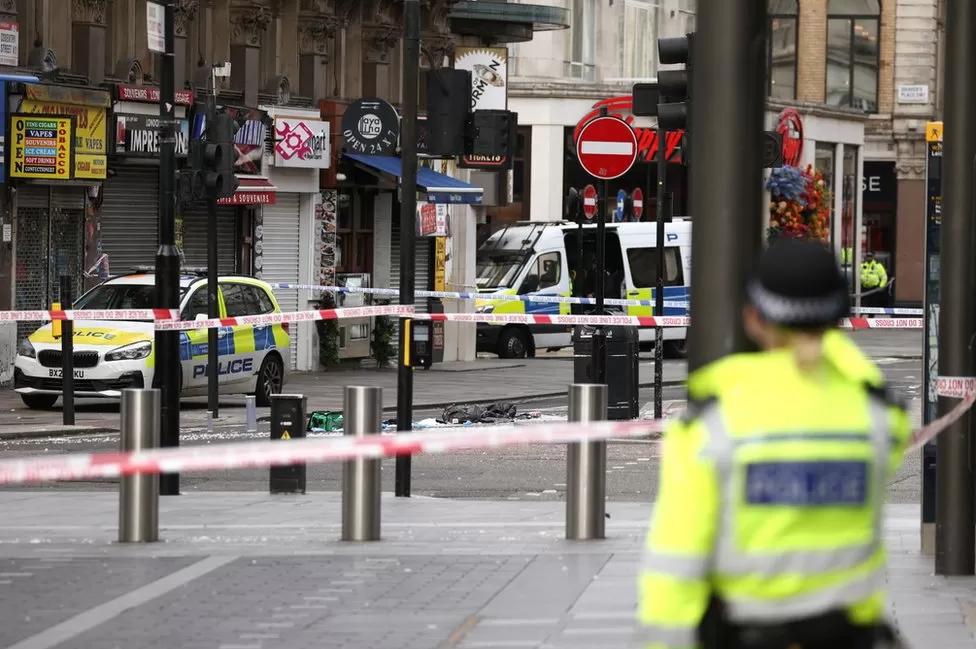 Two police officers stabbed in central London; hospitalized 