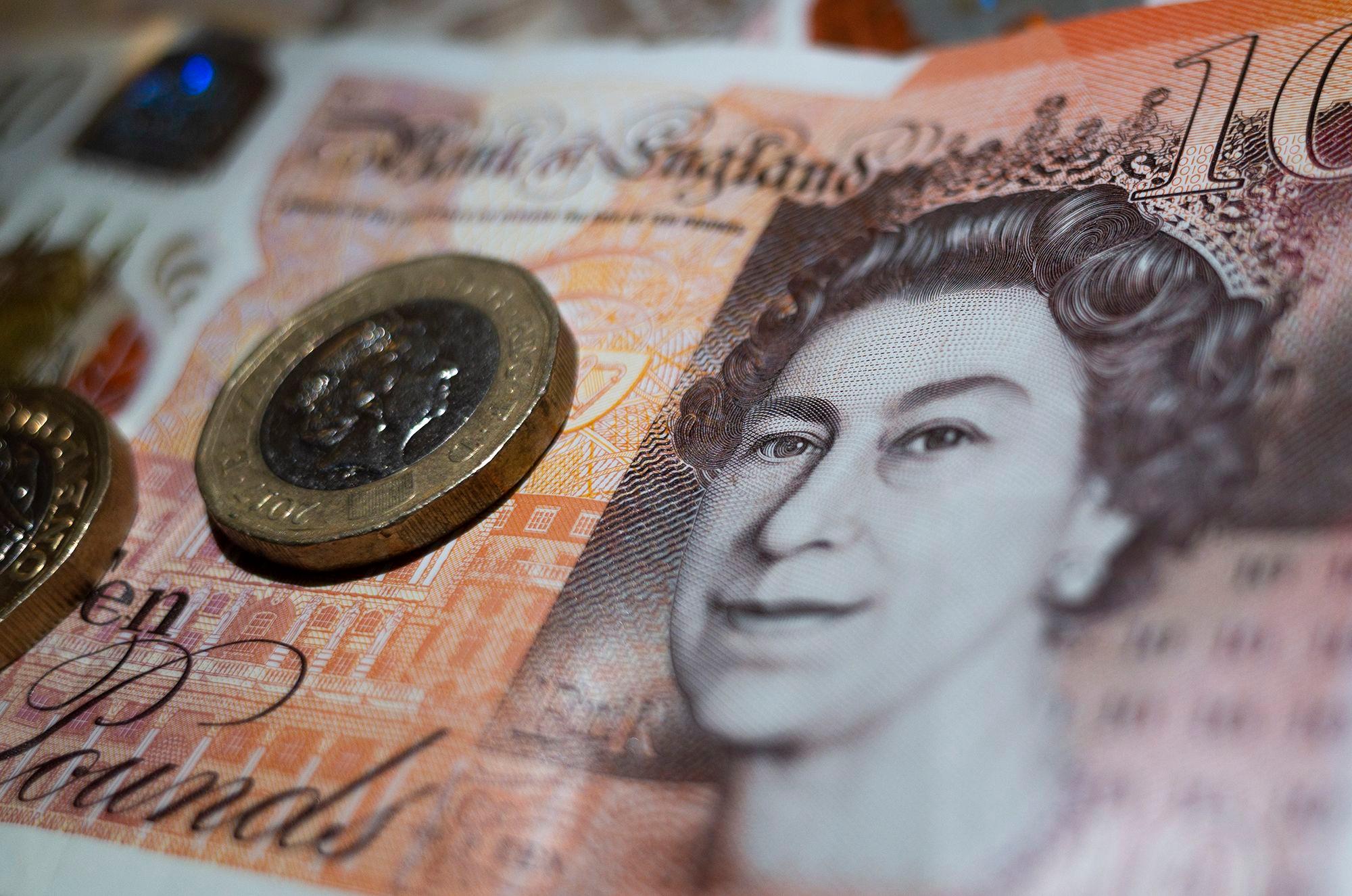 British pound drops, bonds sink after govt announces tax cuts