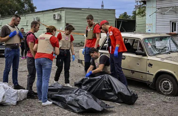 Russian forces shell Ukraine evacuation convoy, killing 24