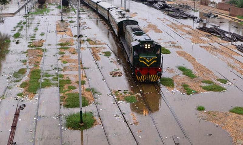 پاکستان ریلوے نے سیلاب سے تباہ انفراسٹرکچر کیلئے وفاق سے 528 ارب روپے مانگ لیے