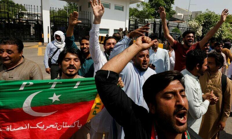 عمران خان کی نااہلی:  مختلف شہروں میں  پی ٹی آئی کارکنوں کے مظاہرے