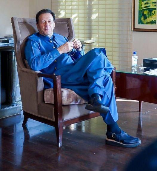 فواد چوہدری نے الیکشن کمیشن کے فیصلے کے بعد عمران خان کی تازہ تصویر جاری کر دی