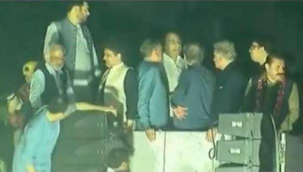 لانگ مارچ میں اسد عمر کی کنٹینر پر پارٹی رہنماؤں سے گرما گرمی کی ویڈیو وائرل