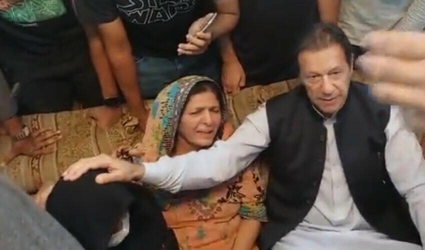 عمران خان مرحوم رپورٹر صدف نعیم کے گھرپہنچ گے، خاندان سے اظہار تعزیت