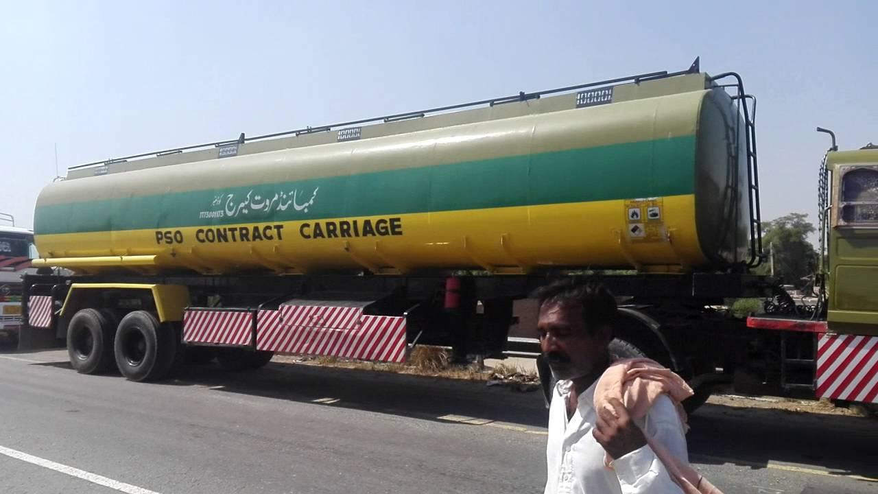 کراچی میں آئل ٹینکر الٹ گیا، 2 افراد زخمی