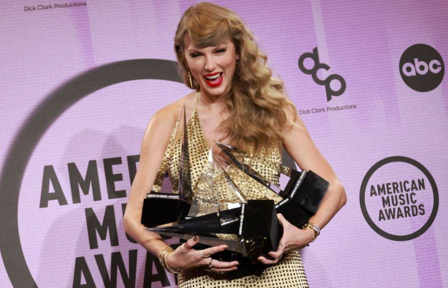 Singer Taylor Swift rules again at American Music Awards